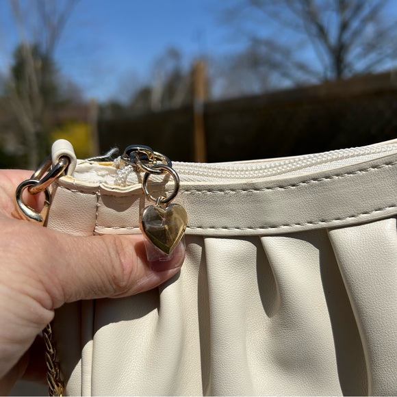 Elegant off white/Cream Shoulder Bag with beautiful gold accents - Picture 4 of 7